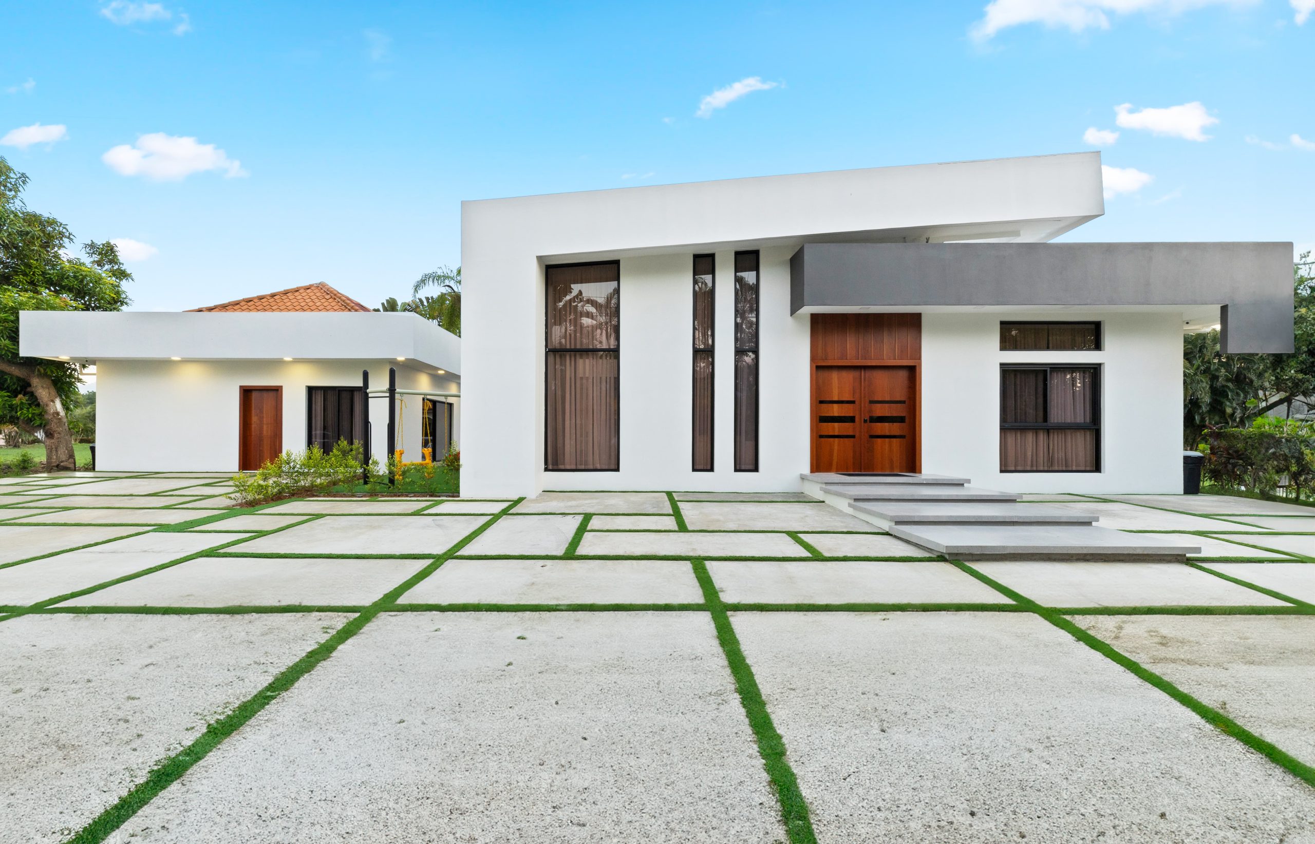 contemporary-white-house-facade-with-front-garden-2026-01-07-07-13-54-utc